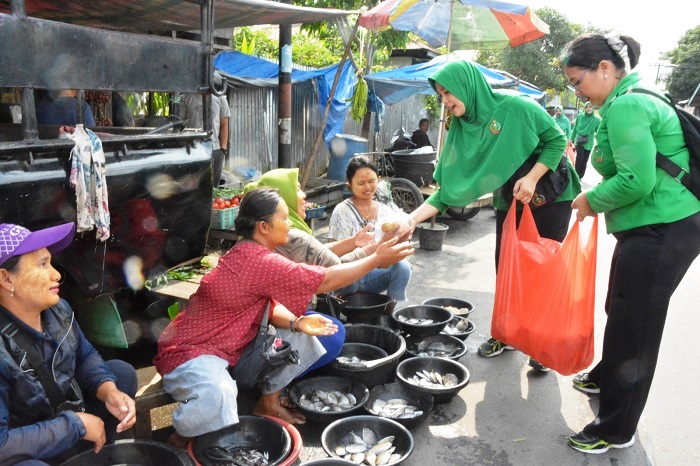 Ibu-ibu Persit Korem 023/KS Bagikan Nasi Bungkus kepada Pedagang dan Tukang Becak di Pasar Aek Habil Sibolga